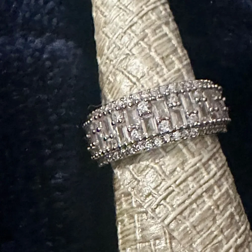 NEW❤️Elegant Anniversary Engagement Silver Encrusted White Cubic Zirconi…